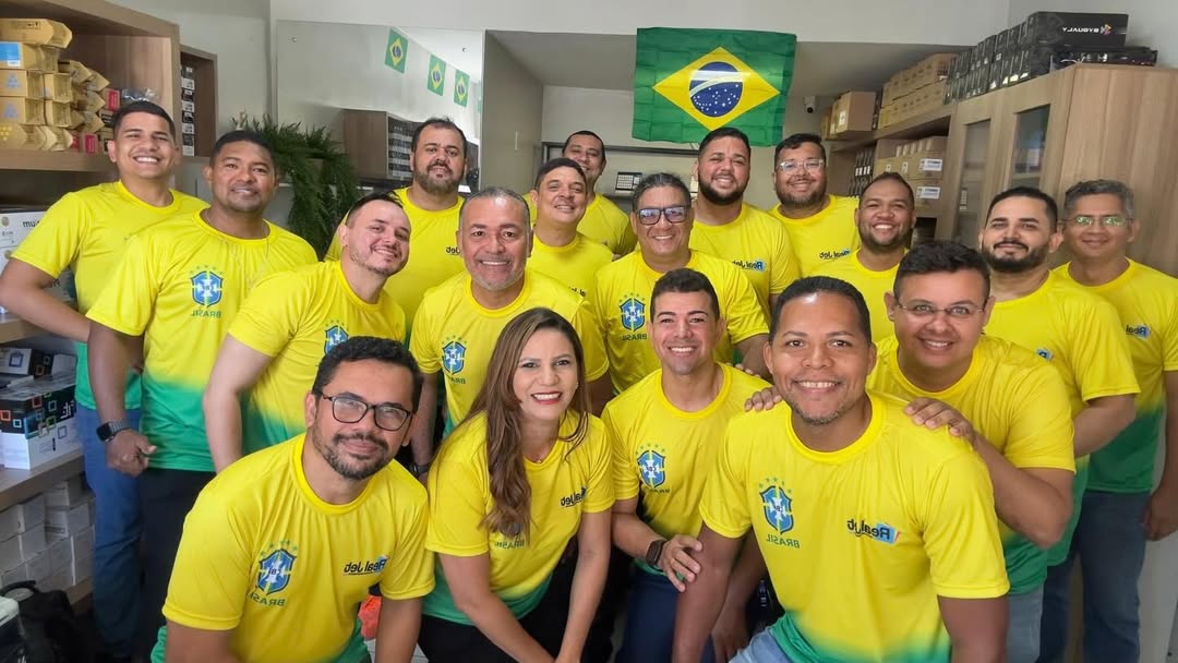 Equipe técnica da RealJet uniformizada na sede em Teresina