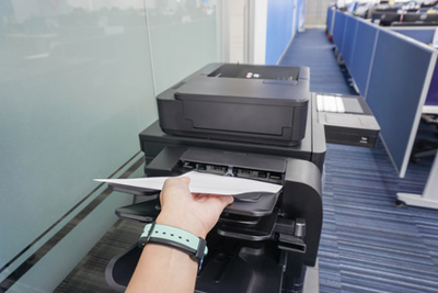 Scanner profissional digitalizando documentos com indexação inteligente