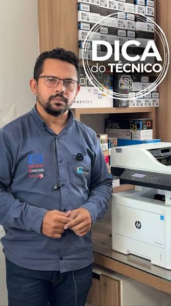 Técnico certificado da RealJet realizando manutenção em impressora